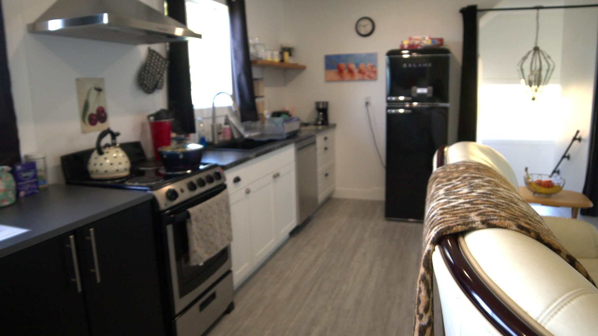 Kitchen with stove, dishwasher and a black retro fridge